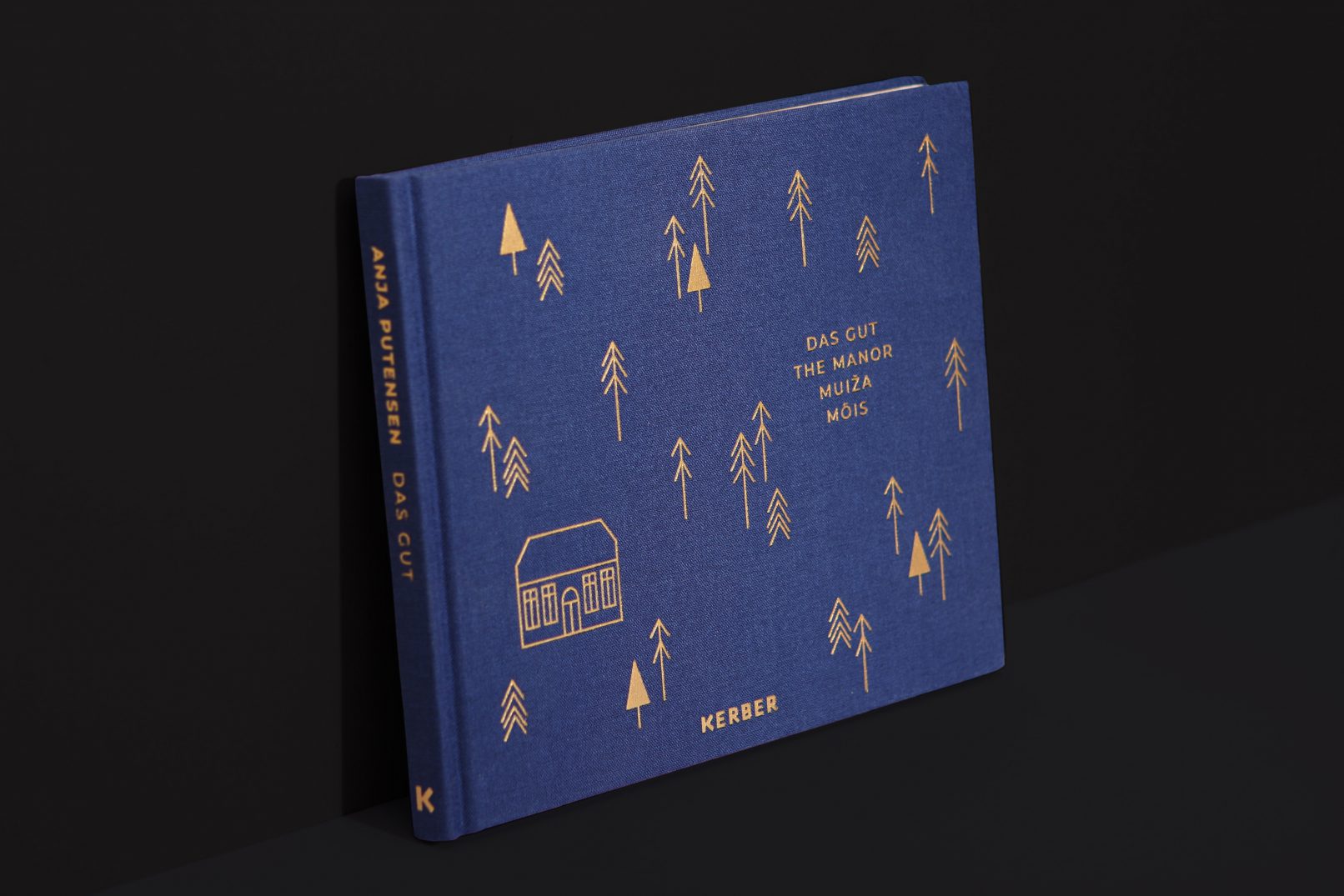 Fotobuch Das Gut Anja Putensen Leineneinband blau mit goldener Prägung Illustration