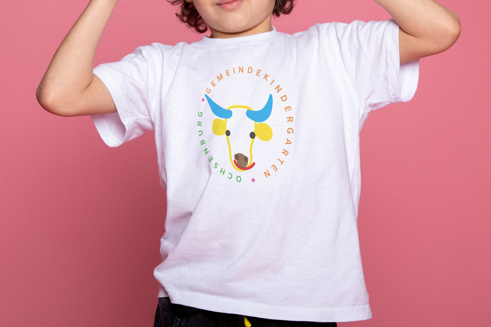 Kind mit Tshirt Kindergartenlogo