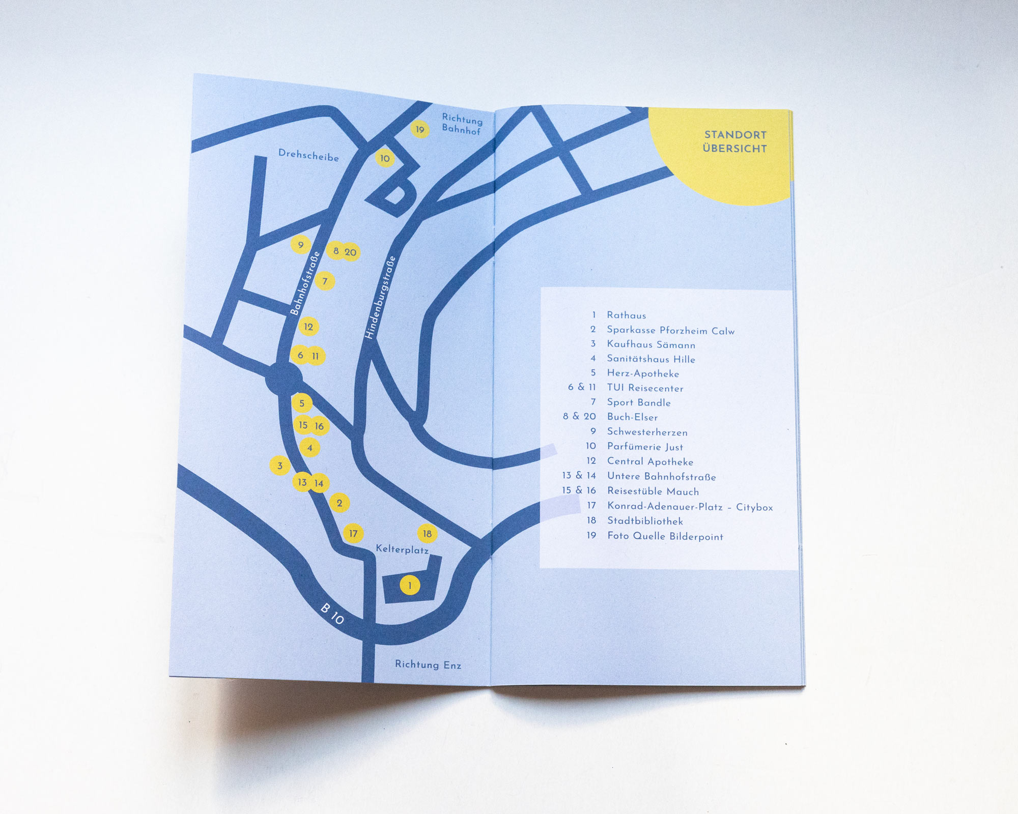 Broschüre aufgeklappt