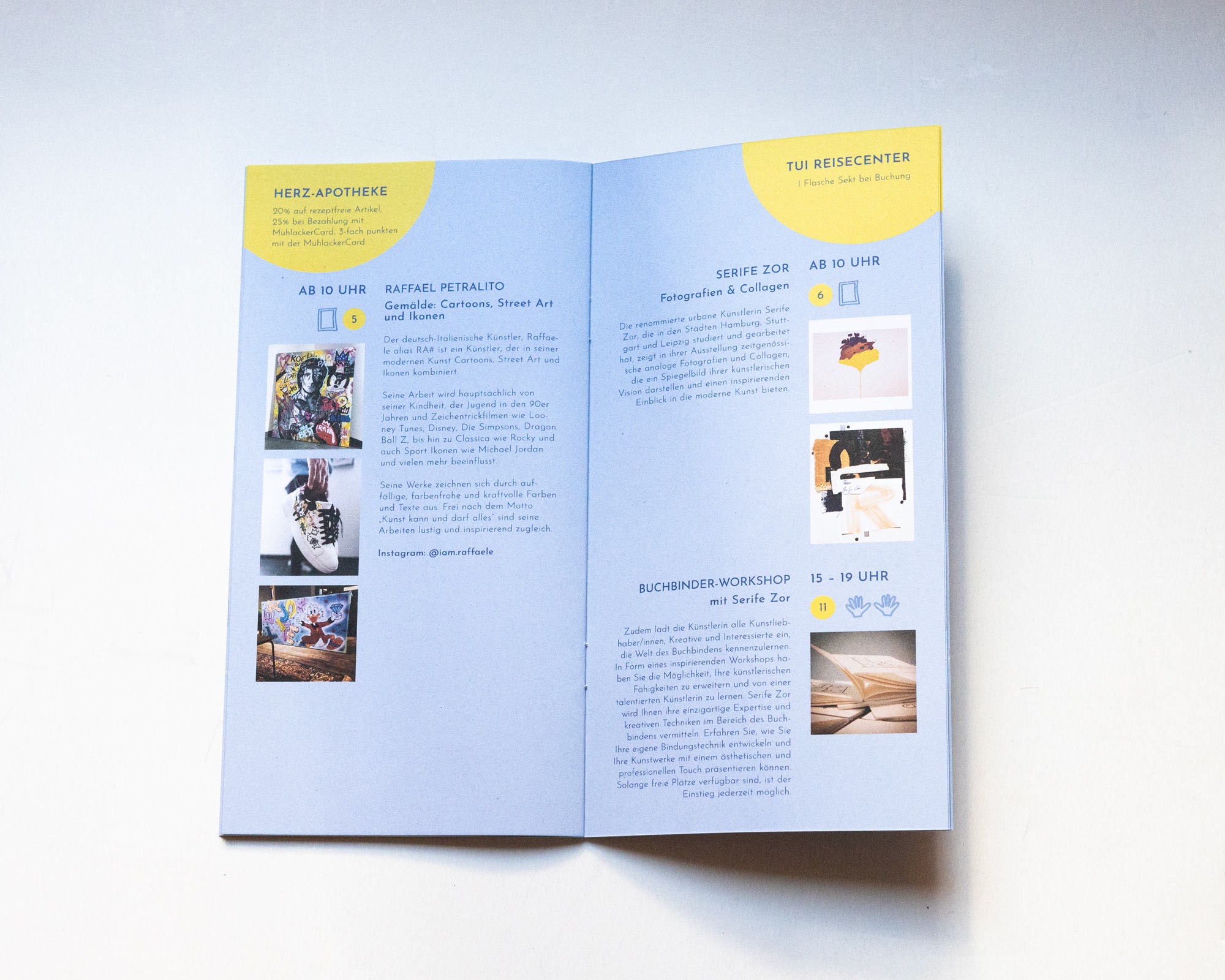 Broschüre aufgeklappt