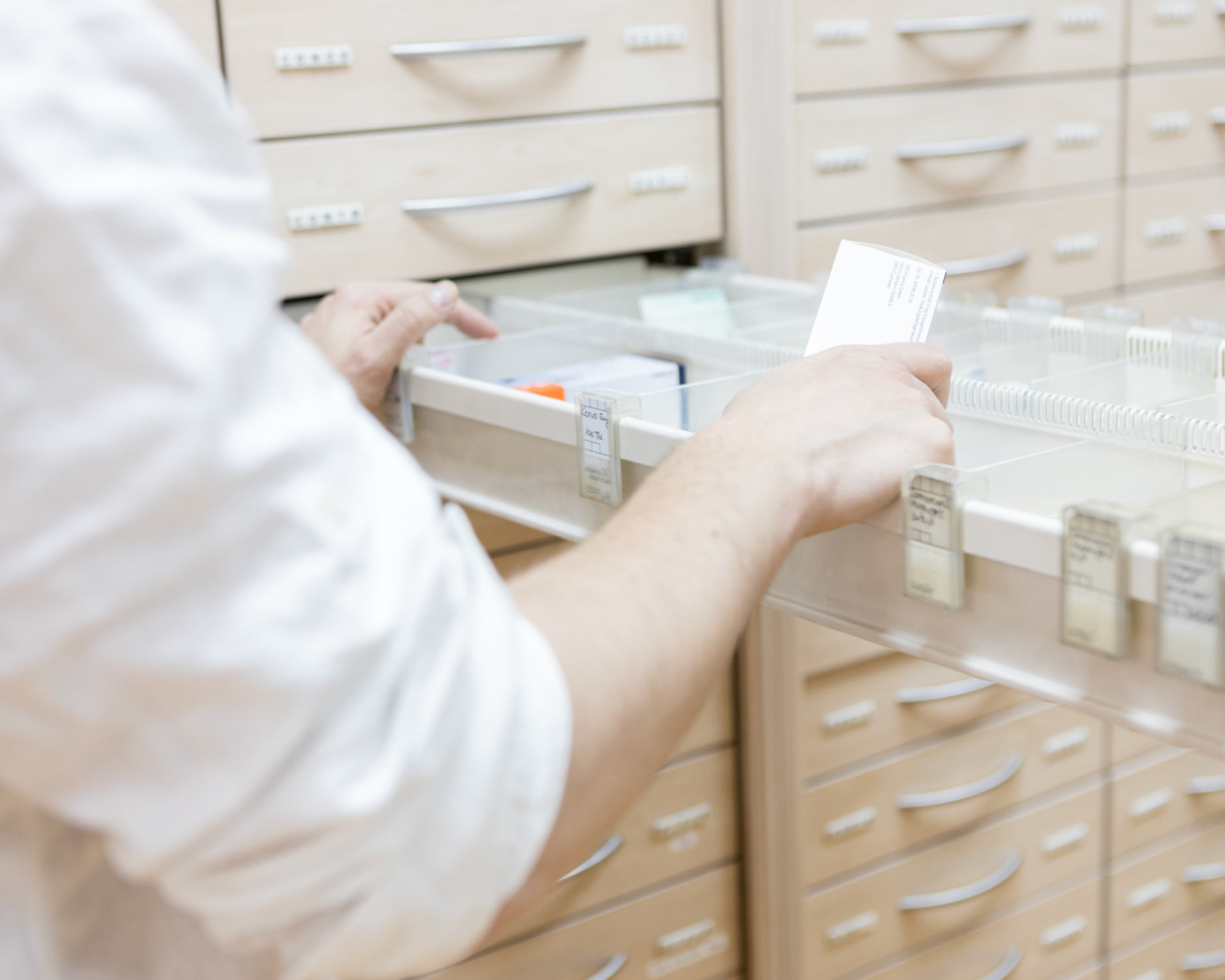 Apotheker am Schrank