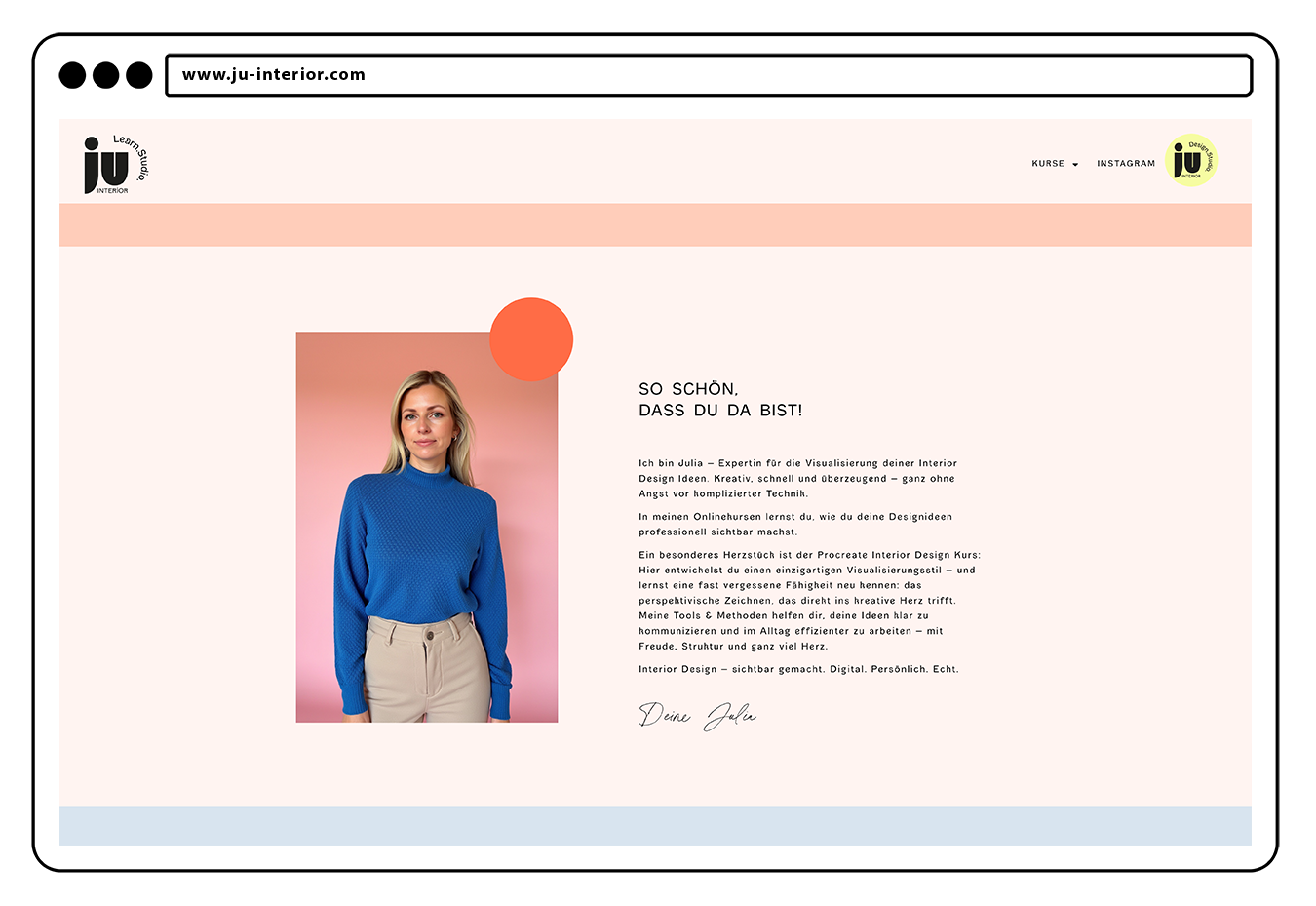 Frau mit blonden Haaren trägt einen blauen Pullover und beige Hose vor einem hellen Hintergrund.